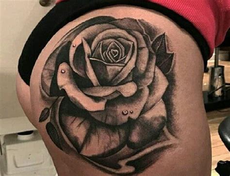 tatuajes mujer nalga|Tatuajes en la NALGA para MUJER: FRASES y。